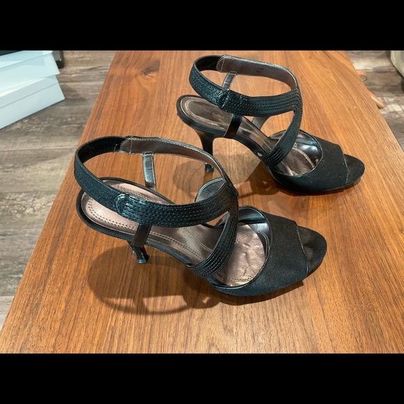 Tahari Pumps - Picture 5 of 5